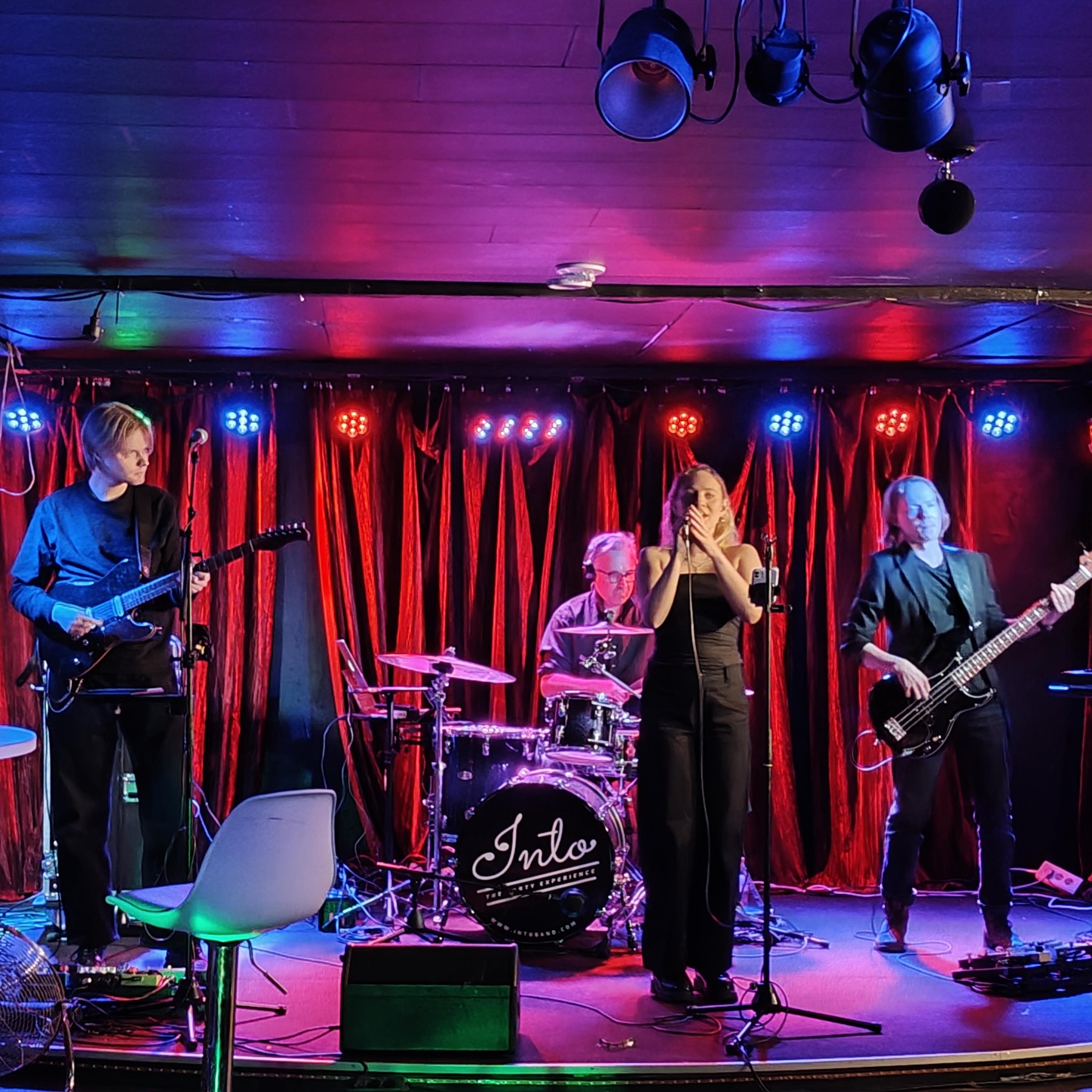 Yritystapahtuma Helsinki – live-bändi ja valoshow juhlissa